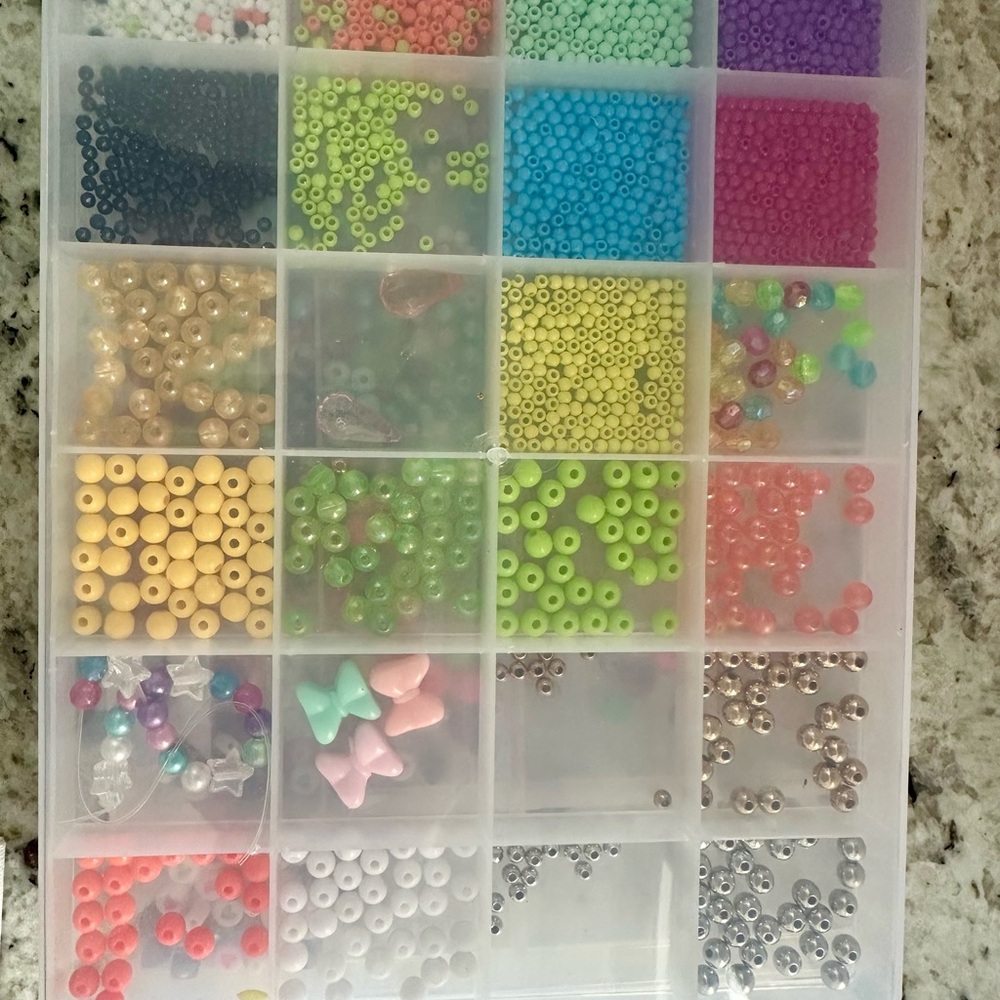 Jewelry making set - beads, string, storage case - Picture 4 of 5